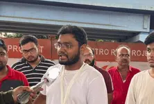 Crowd gatherers at Surat police station after cops beat three people