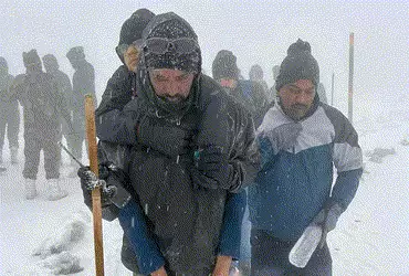 Army rushes to aid 500 tourists stranded after sudden snowfall in Sikkim