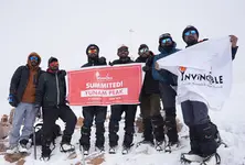 Five Gujaratis summit Mt Yunam for ‘No Drugs Campaign’