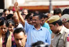 Double whammy for Kejriwal as Delhi HC stays bail, CBI moves in