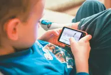 Why giving smartphones to calm down kids’ tantrums may not be healthy