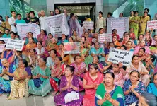 Over 400 devotees reach Nadiad collectorate to protest against Vadtal Swaminarayan saints