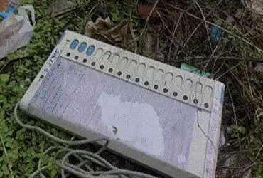 Two EVM units found in garbage in Anand