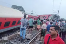 Howrah-CSMT Express train derails in Jharkhand, two dead