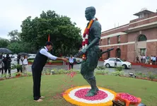 National Sports Day: Mansukh Mandaviya pays floral tribute to Major Dhyan Chand