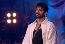 Karan Veer Mehra lifts the ‘Bigg Boss 18’ trophy