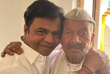 Rajpal Yadav pays an emotional tribute to his late father