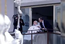Pope Francis appears at hospital window to render blessing, discharged