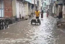 Delhi’s Yamuna Bazar flooded as river swells; residents struggle without food, shelter