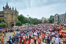 Maratha quota stir: Jarange-Patil to give up water from today, activists throng Azad Maidan