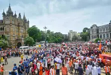 Mumbai police orders Manoj Jarange to vacate Azad maidan, case filed against protesters