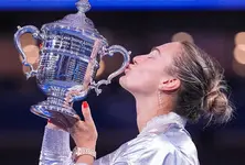 US Open: Sabalenka defends crown with win over Anisimova