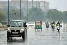 Heavy unseasonal rain lashes Saurashtra South Gujarat Mahuva records 195 mm