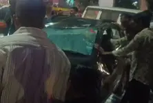 Car overturns after mounting divider on Gota bridge, couple and child escape unhurt