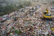 Aaditya Thackeray raises concern over ‘garbage piling’ and ‘illegal hoardings’ in Mumbai