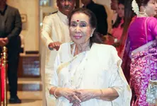 Veteran singer Asha Bhosle suffers cardiac arrest, hospitalised