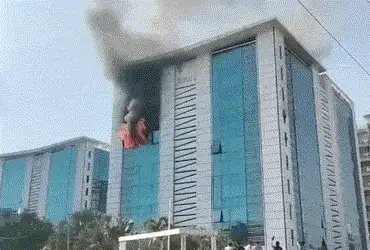 Breaking news: Major fire engulfs high-rise commercial building in Vadodara, no casualties reported