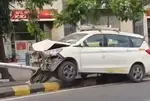Car mounts divider near Parimal Garden in Ahmedabad, damages pole