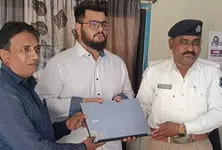 Honest auto driver returns passenger's forgotten laptop with help from Ahmedabad Traffic Police