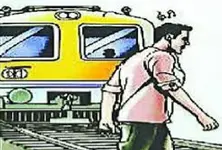 Man killed while crossing closed railway crossing in Ahmedabad