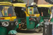 Rickshaw drivers observe strike over CNG price hike in Surat
