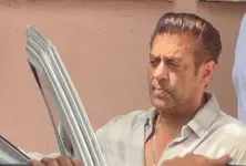 Salman Khan tears up at the funeral of his close friend