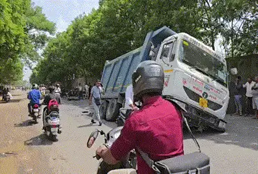 Dumper gets stuck on road, triggers traffic jam, SMC pre-monsoon work questioned