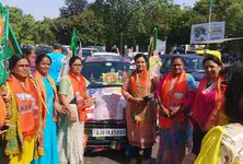 NRIs hold car rally from Ahmedabad to Surat in support of Narendra Modi
