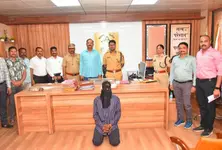 Man pushes wife in front of Mumbai local train after domestic row, arrested in Gujarat