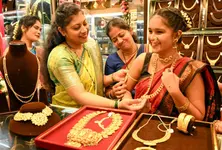 Silver crashes ₹13,600, gold falls ₹2,500 amid global tensions and Trump’s Iran remarks