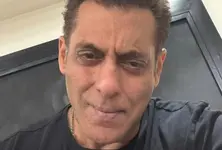 Salman Khan shares four posts at mid-night after his ugly encounter with paps, netizens confused over his caption